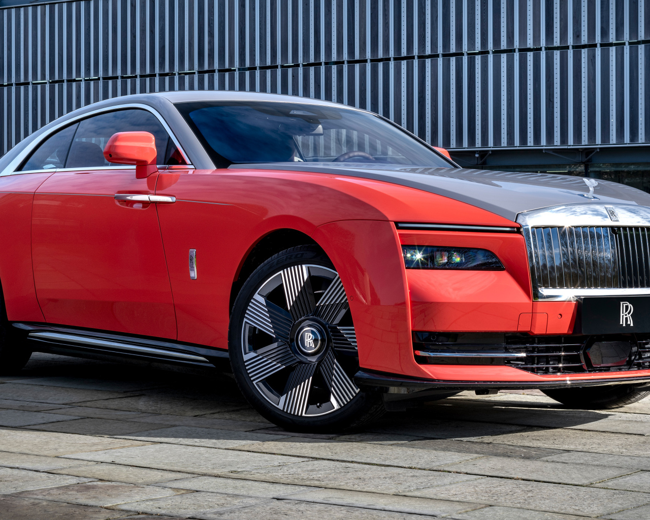 Красный автомобиль Rolls-Royce Spectre Escapism 2024 года