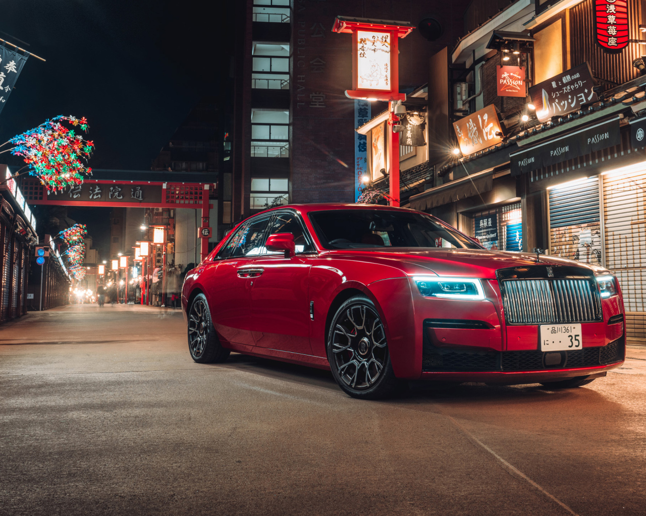 Красный стильный автомобиль Rolls-Royce Ghost Black Badge