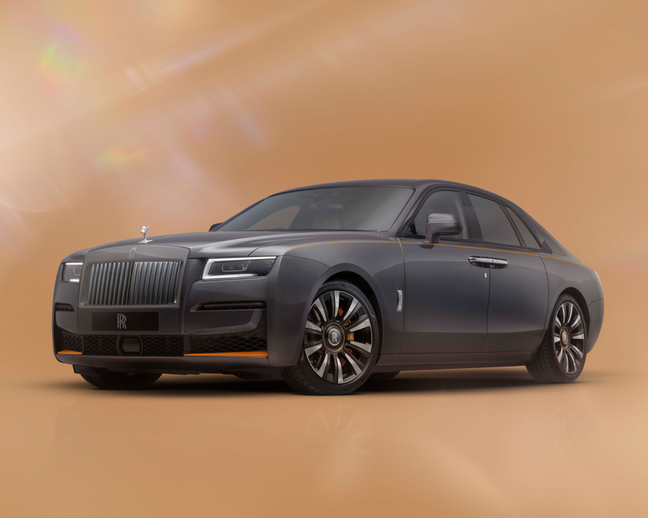 Автомобиль Rolls-Royce Ghost Prism Gunmetal Grey With Mandarin  на коричневом фоне