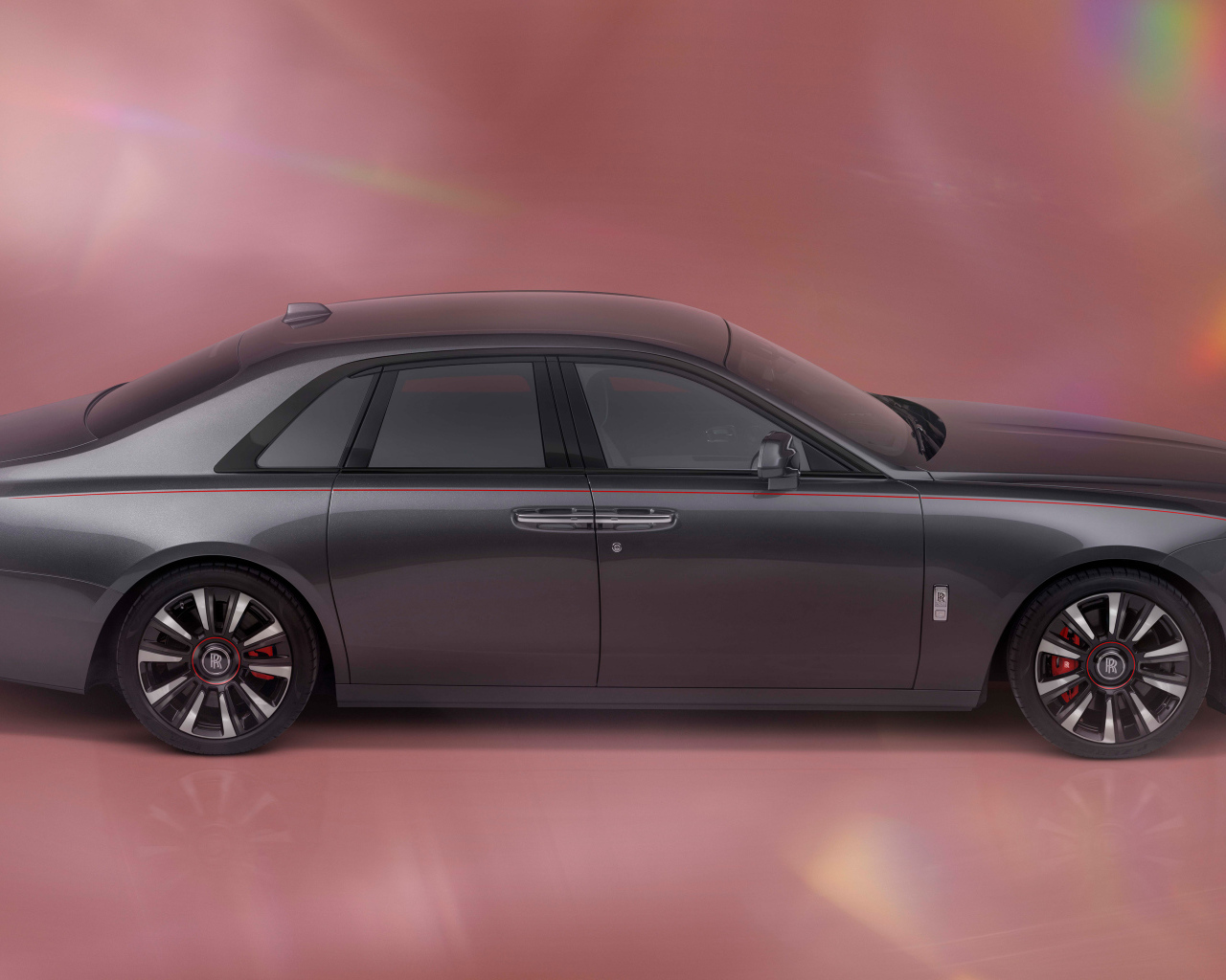 Автомобиль Rolls-Royce Ghost Prism  вид сбоку на розовом фоне