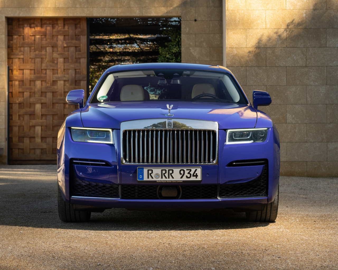 Автомобиль Rolls-Royce Ghost Tucana  вид спереди