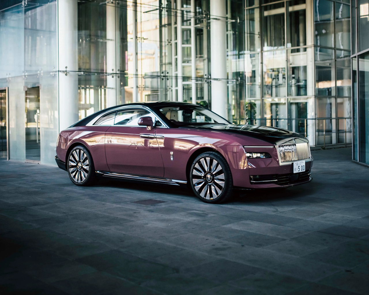 Автомобиль Rolls-Royce Spectre 2024 года у здания
