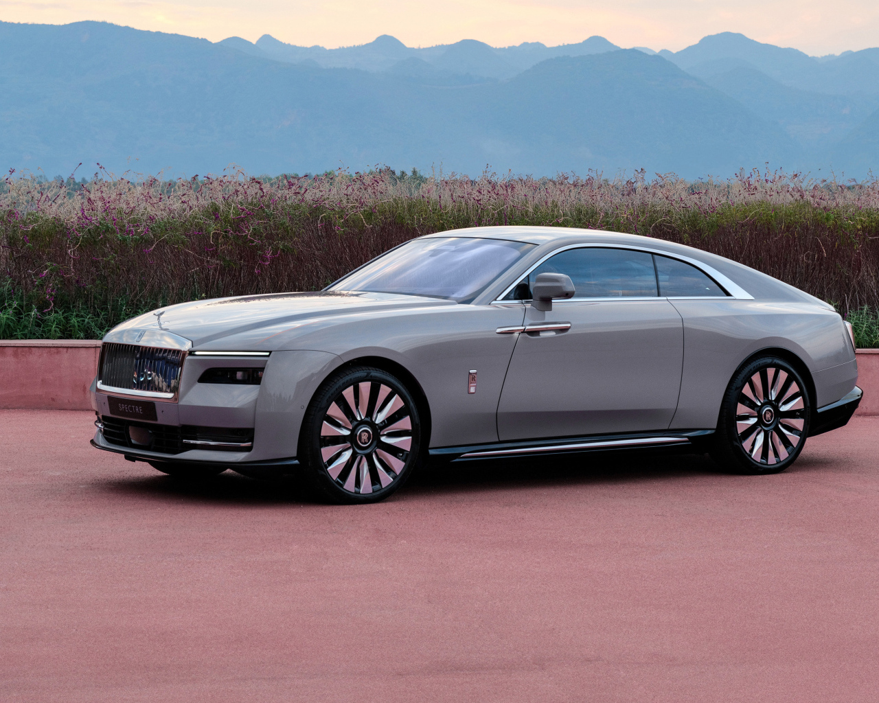 Автомобиль  Rolls-Royce Spectre