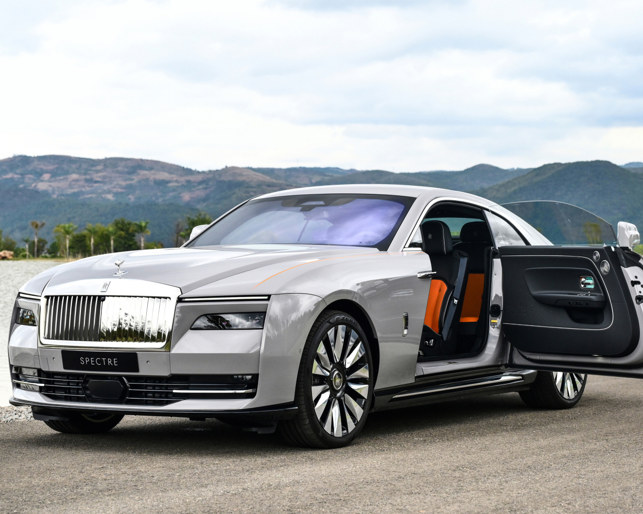 Открытая дверь автомобиля Rolls-Royce Spectre