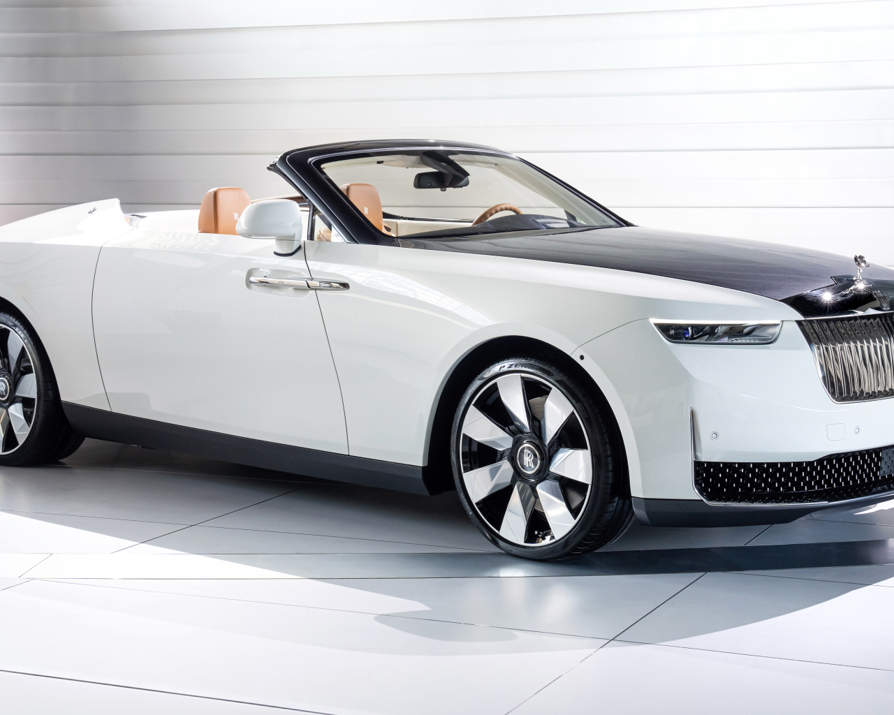 Вид сбоку на автомобиль Rolls-Royce Arcadia Droptail на сером фоне