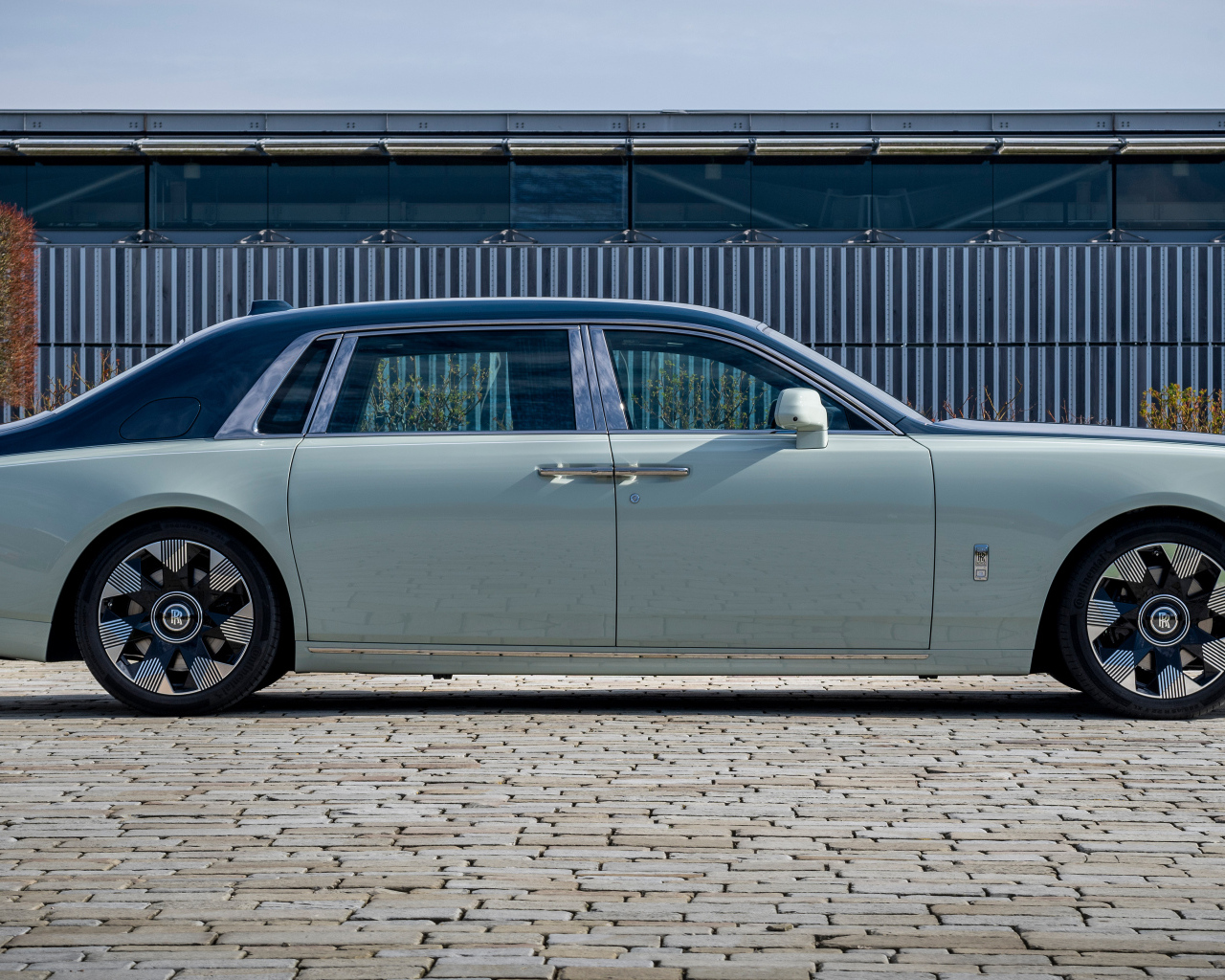 Вид сбоку на автомобиль Rolls-Royce Phantom EWB Magnetism 2024 года