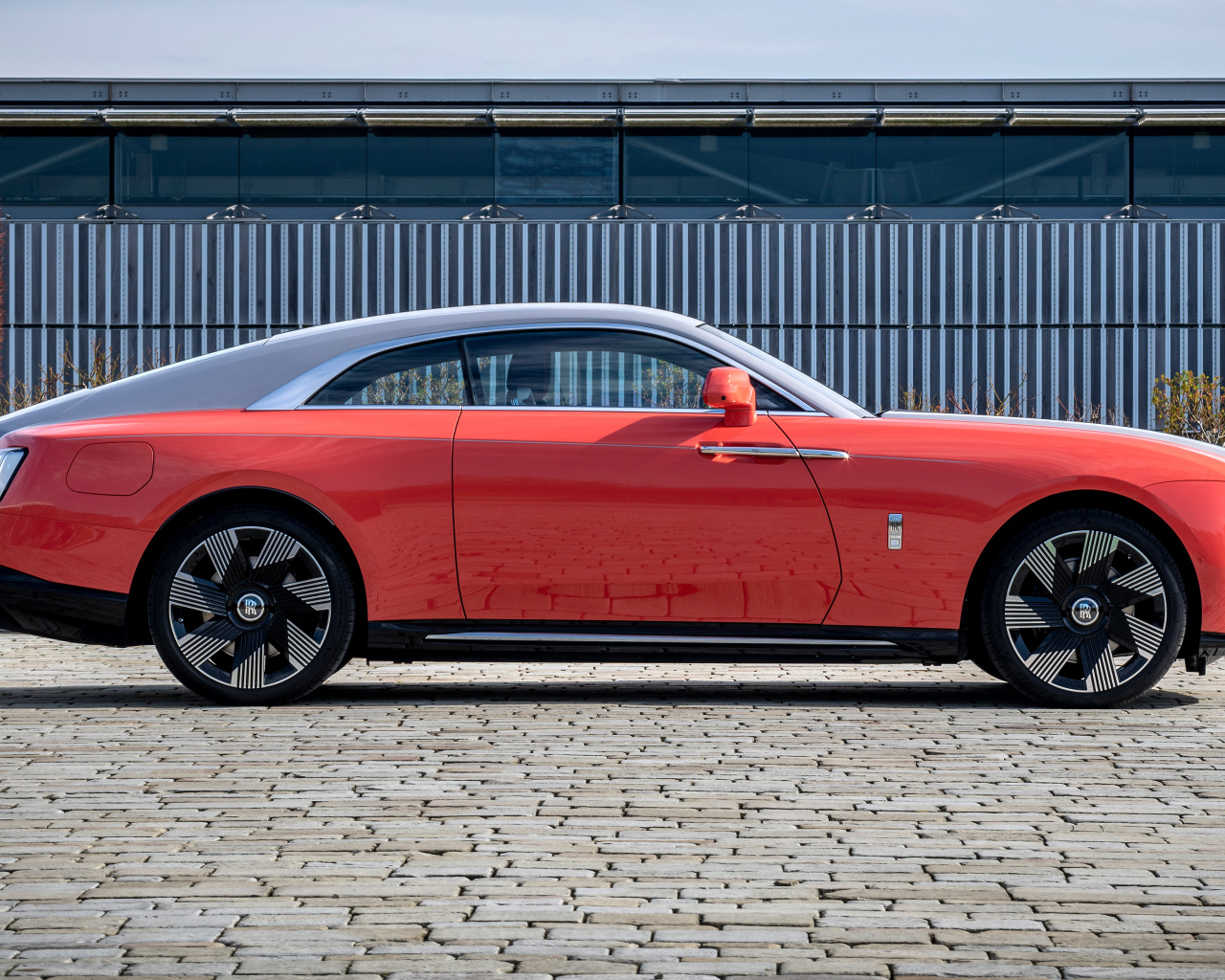 Вид сбоку на автомобиль  Rolls-Royce Spectre Escapism 2024 года