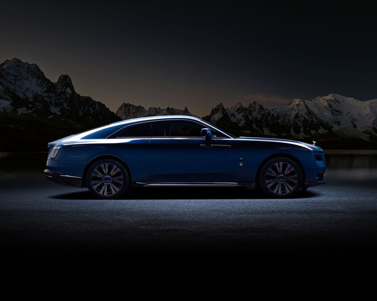 Вид сбоку на автомобиль Rolls-Royce Spectre