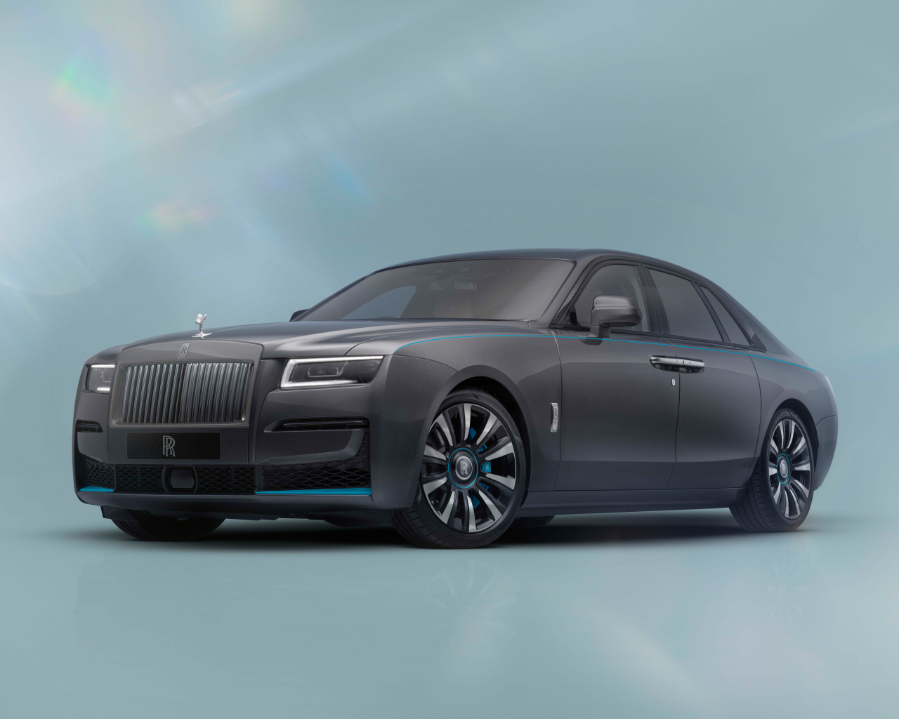Серебристый автомобиль Rolls-Royce Ghost Prism Gunmetal Grey With Turchese