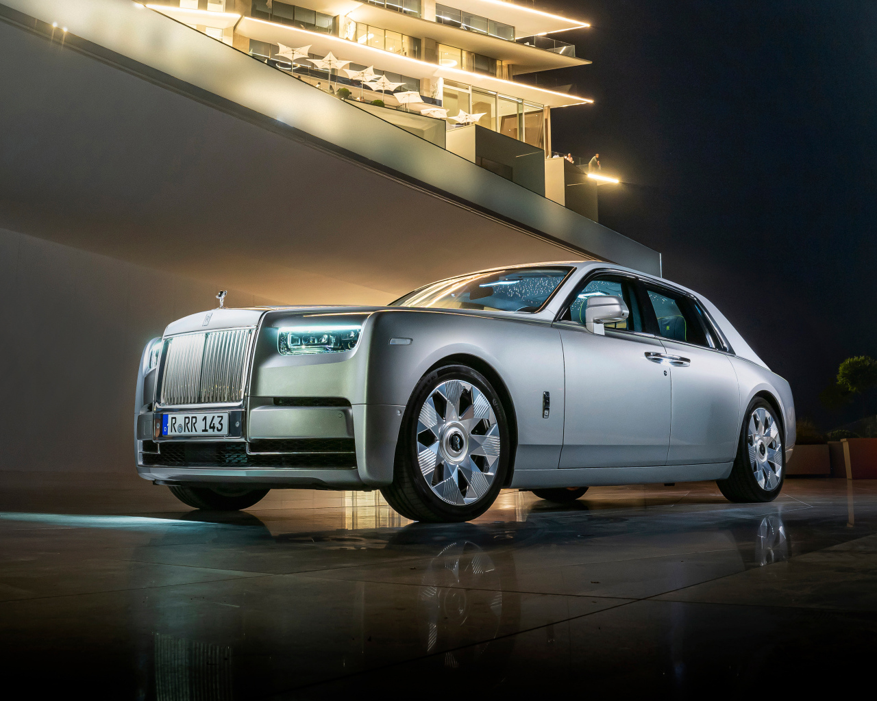 Серебристый дорогой автомобиль Rolls-Royce Phantom