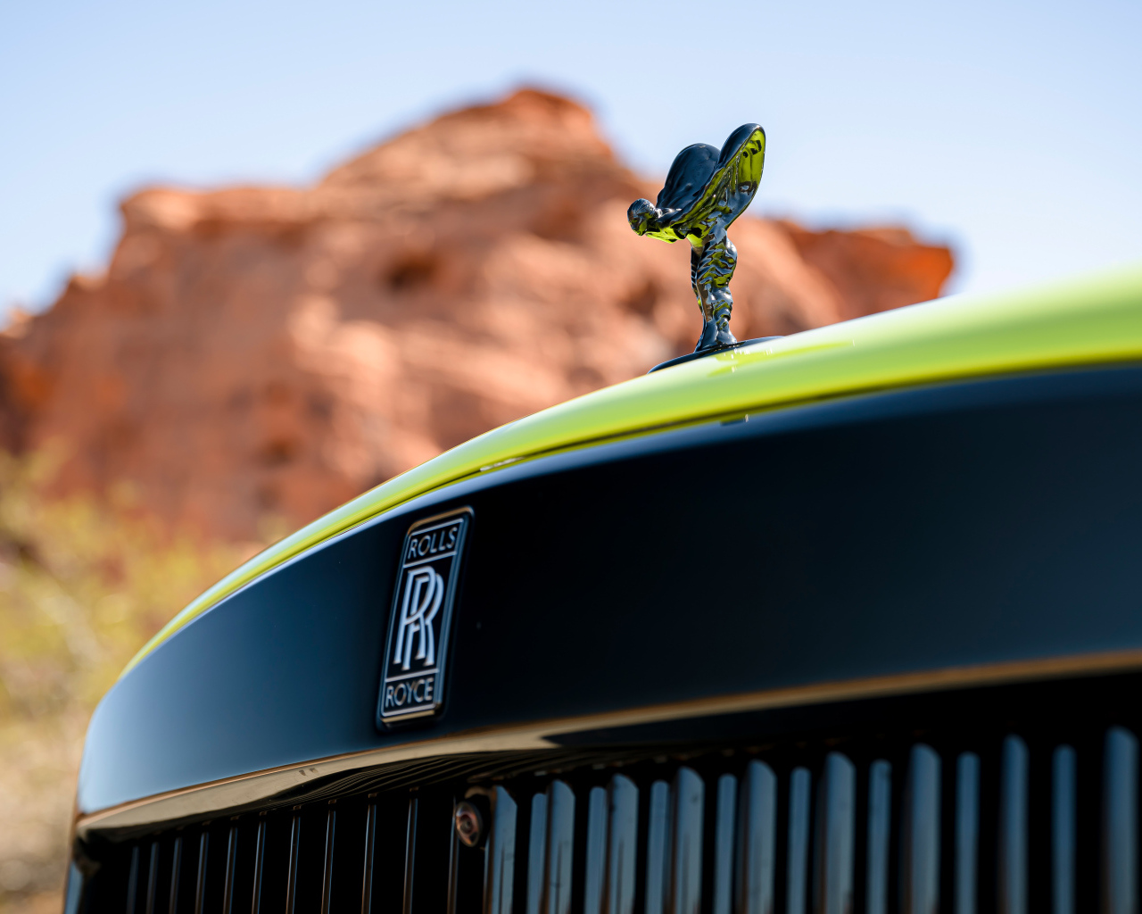 Украшение Spirit Of Ecstasy на капоте автомобиля Rolls-Royce