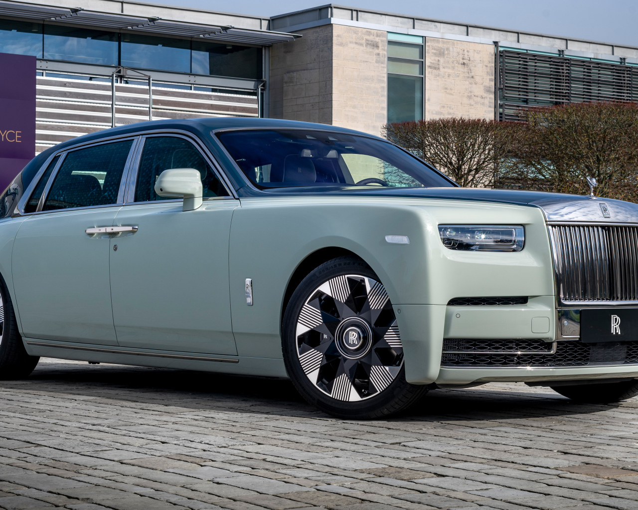 Стильный автомобиль Rolls-Royce Phantom EWB Magnetism 2024 года
