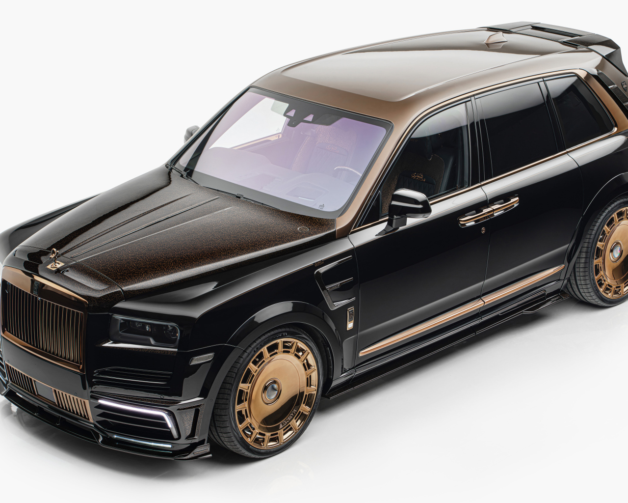 Вид сверху на черный автомобиль Mansory Rolls-Royce Cullinan LINEA DArabo 2024 года