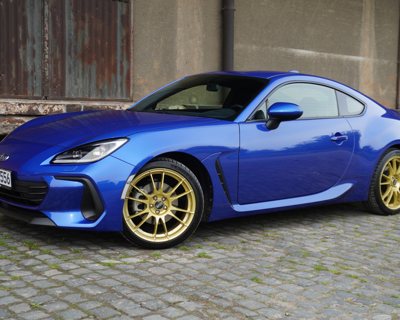 Синий автомобиль Subaru BRZ Final Edition 2024 года