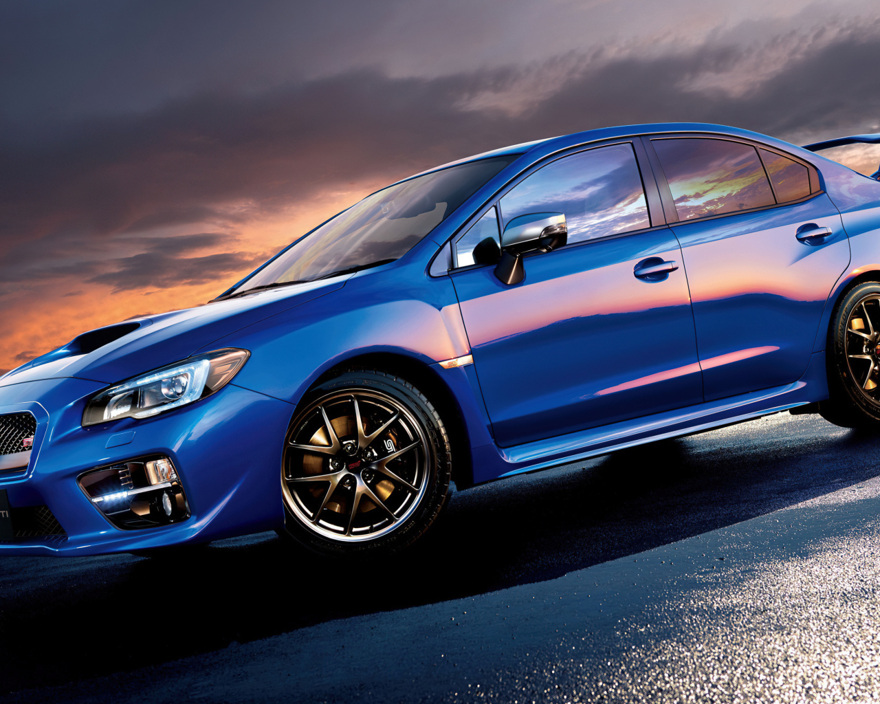 Синий автомобиль Subaru Impreza WRX STI