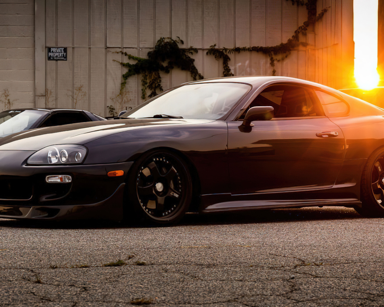 Черный автомобиль Toyota Supra Classic в лучах солнца