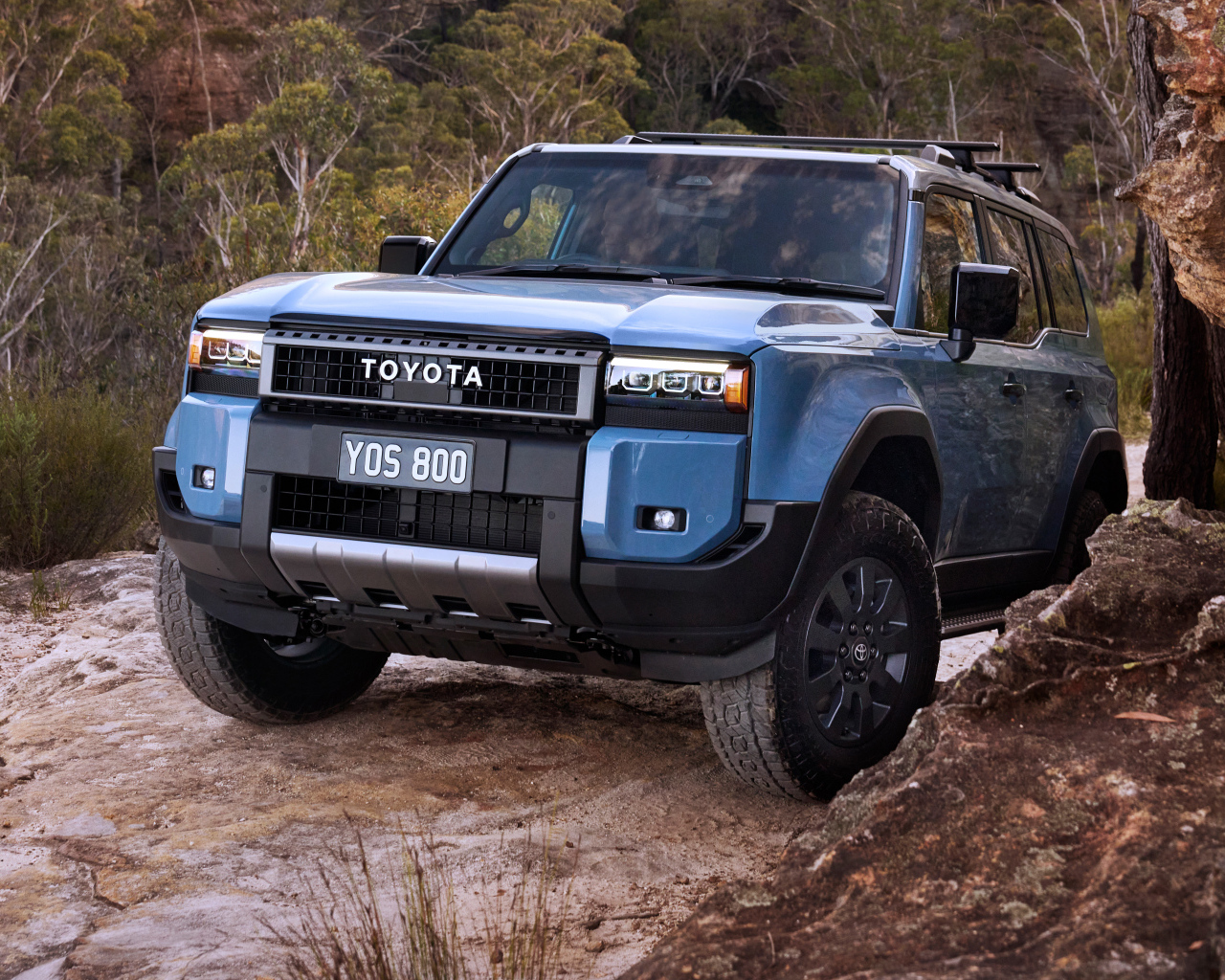 Синий внедорожник Toyota Land Cruiser Prado Altitude 2024  года