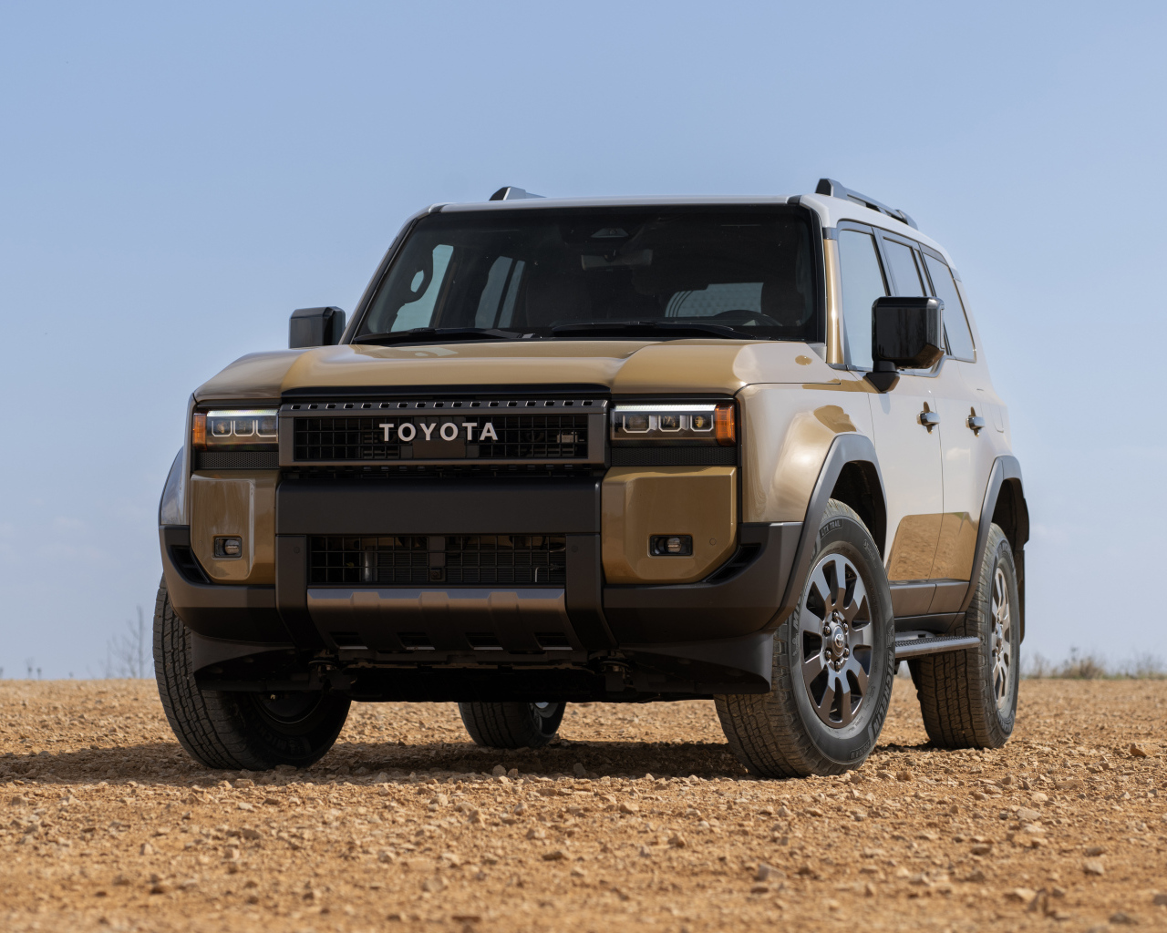 Вид спереди на автомобиль Toyota Land Cruiser 2024 года