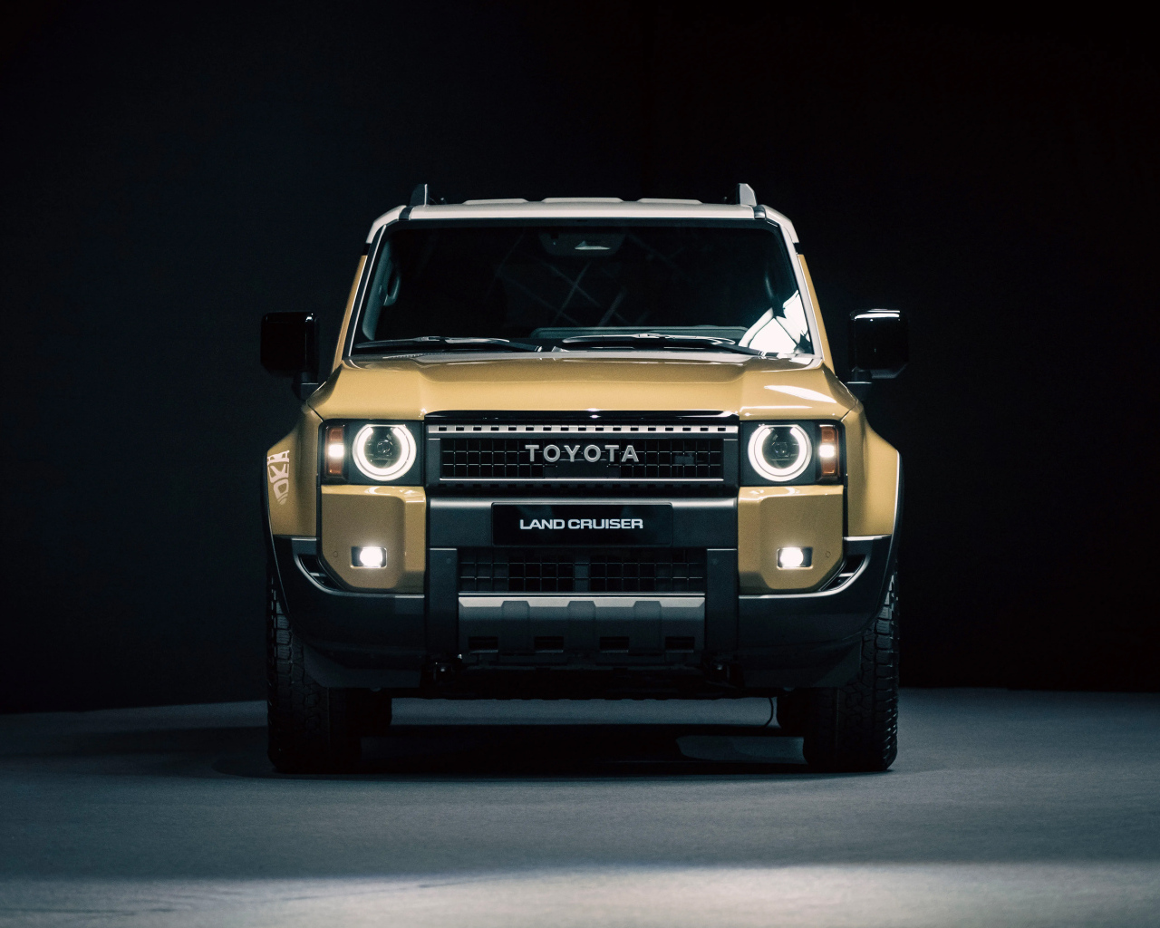 Вид спереди на автомобиль Toyota Land Cruiser First Edition