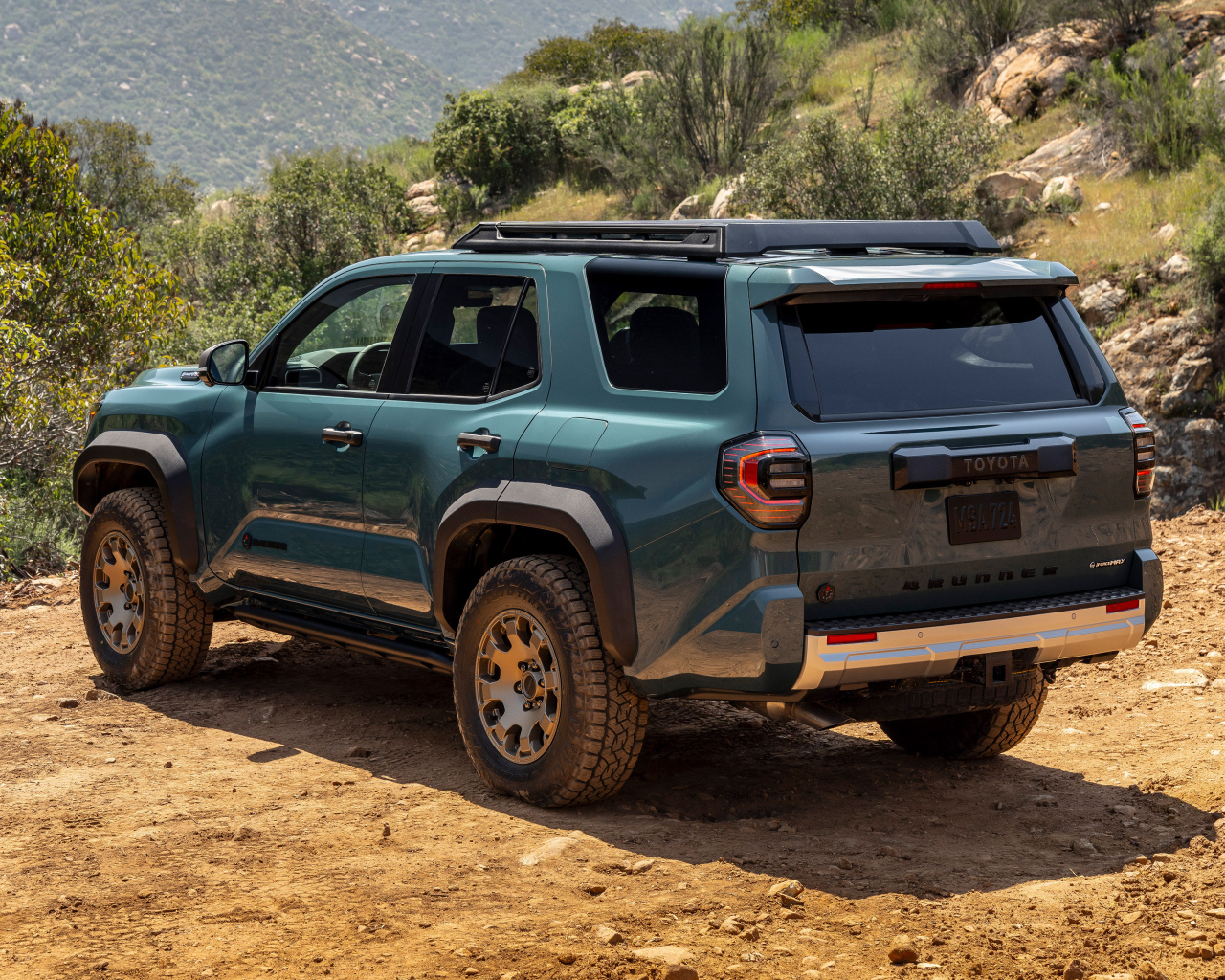 Вид сзади на внедорожник Toyota 4Runner Trailhunter 2025 года