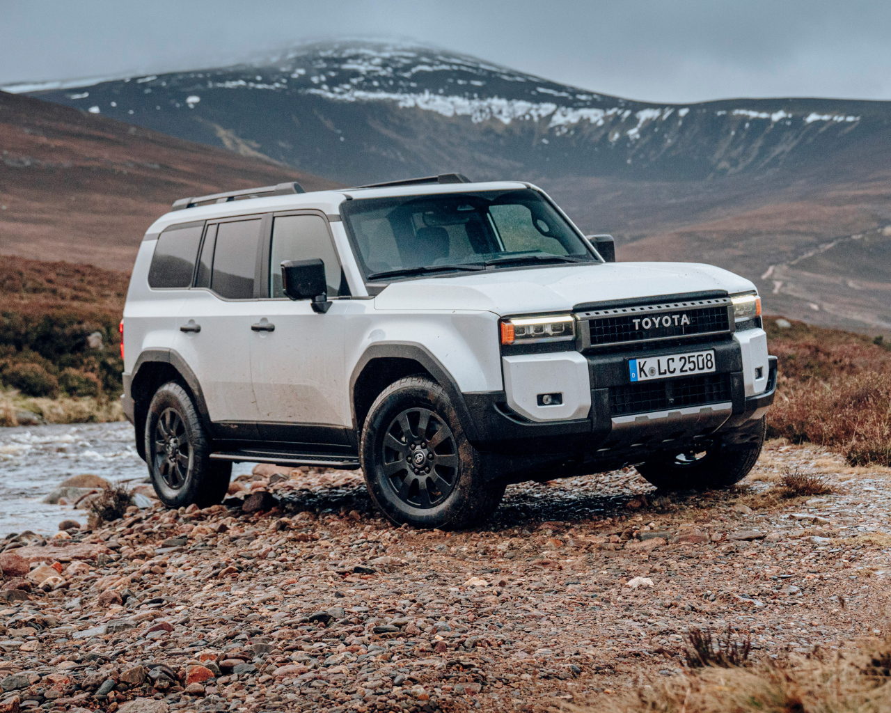 Внедорожник Toyota Land Cruiser в горах