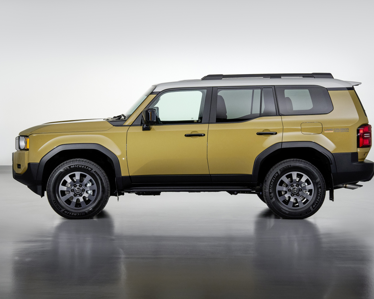 Вид сбоку на автомобиль Toyota Land Cruiser First Edition