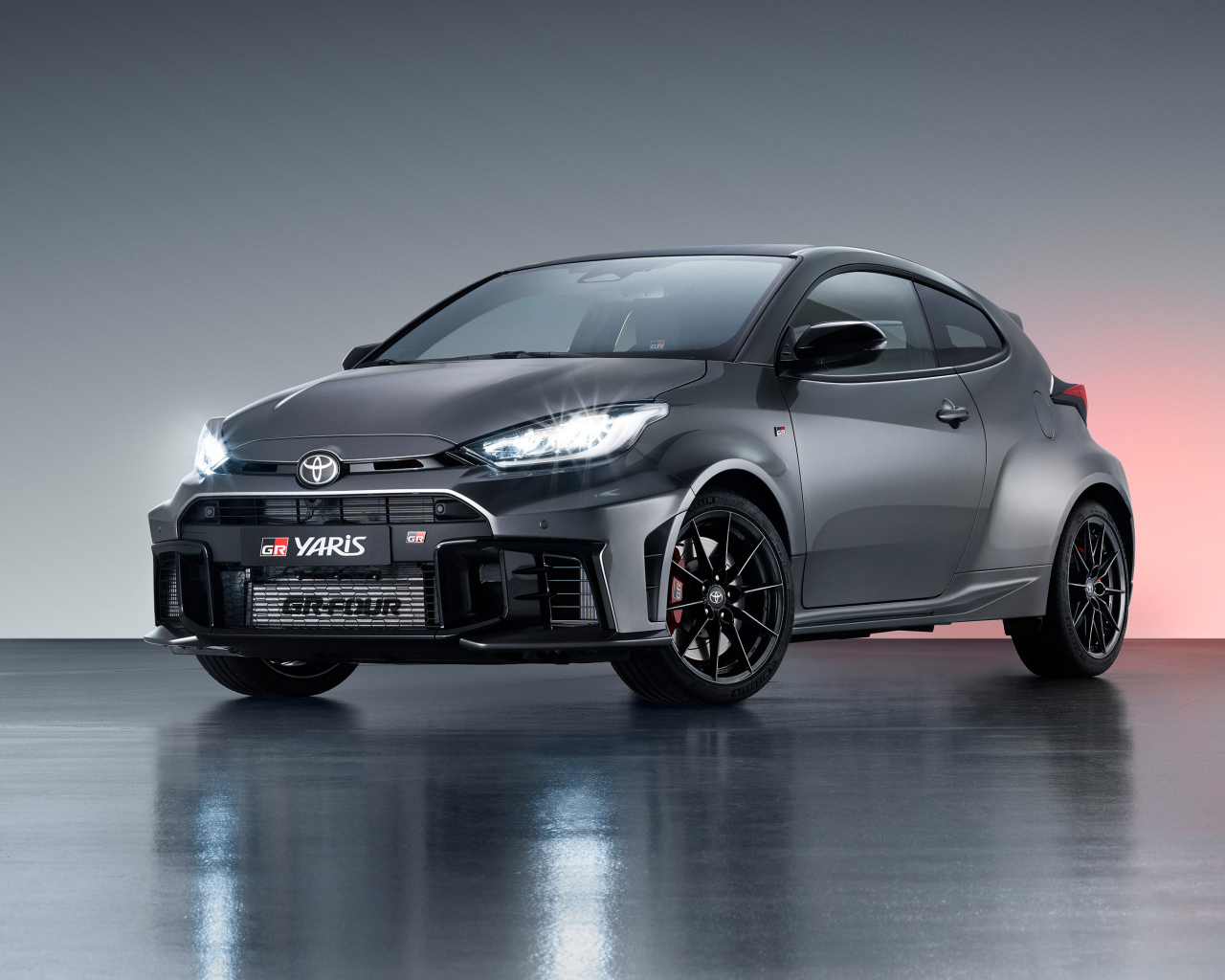 Серебристый автомобиль Toyota GR Yaris 2024  года