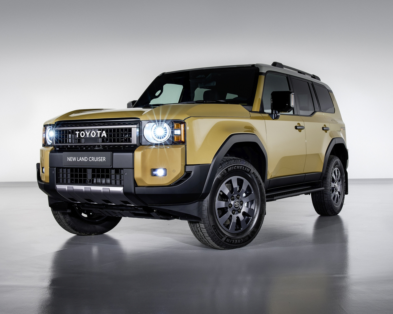 Стильный автомобиль Toyota Land Cruiser First Edition на сером фоне