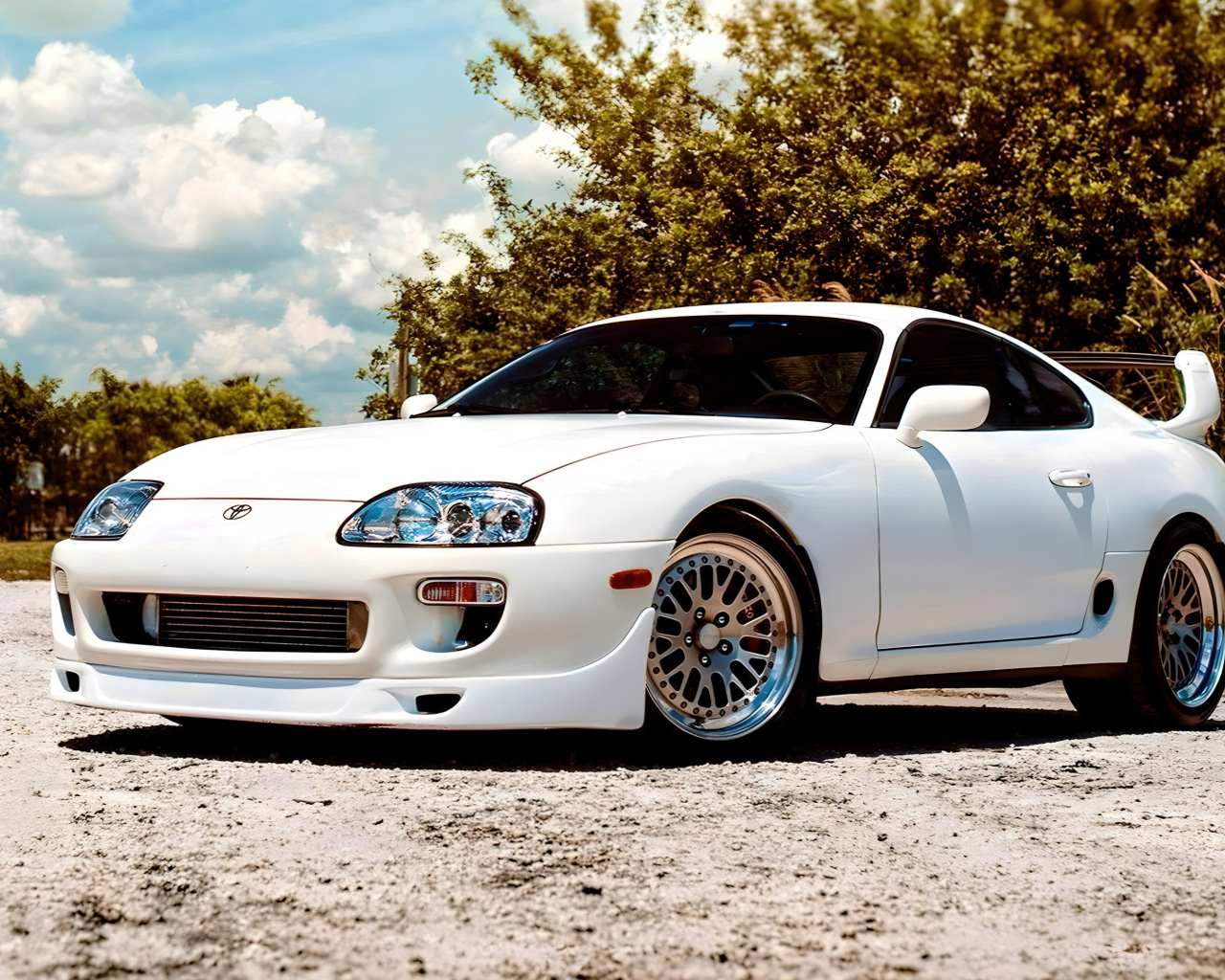 Белый автомобиль Toyota Supra Turbo JDM