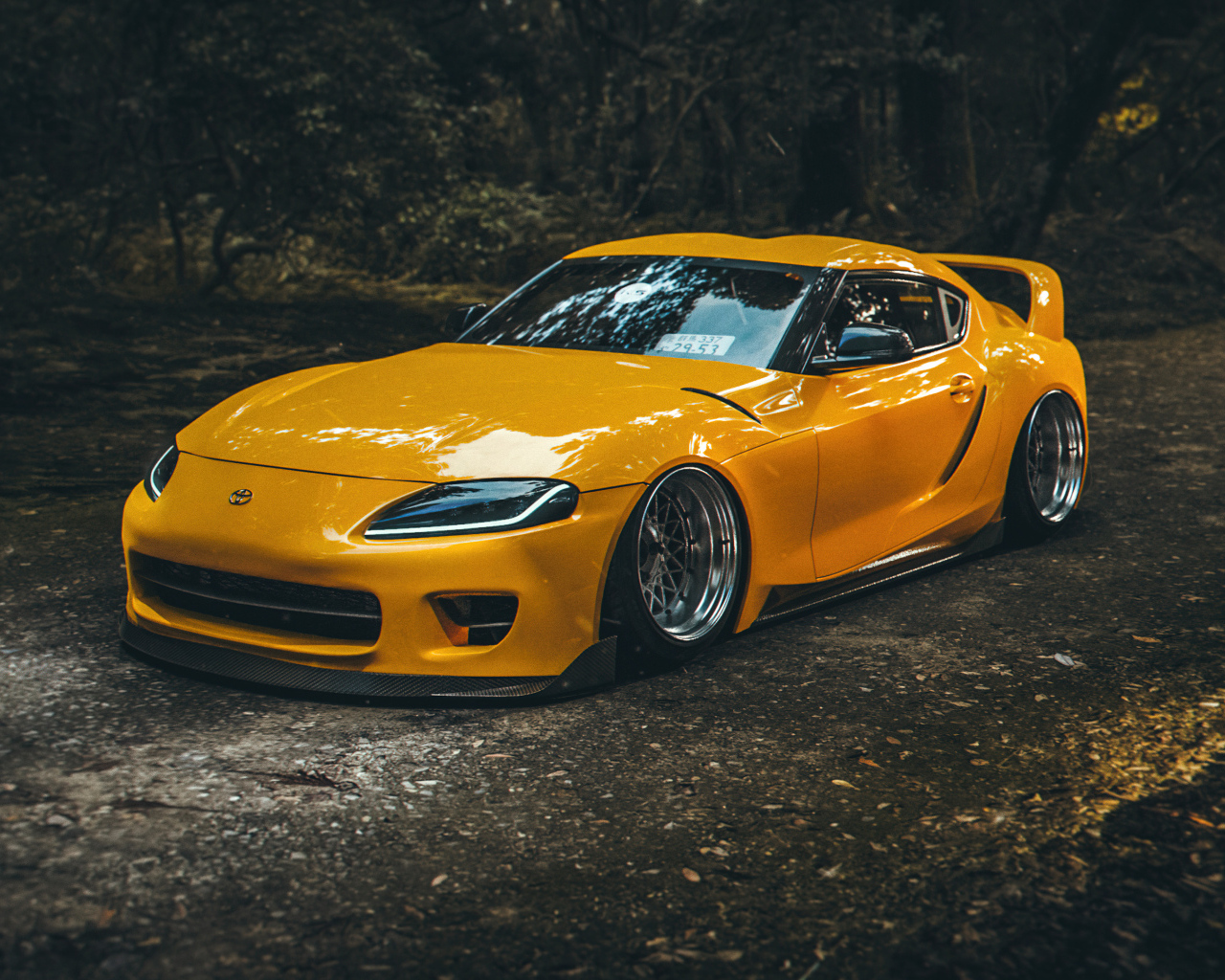 Желтый быстрый автомобиль Toyota Supra A90