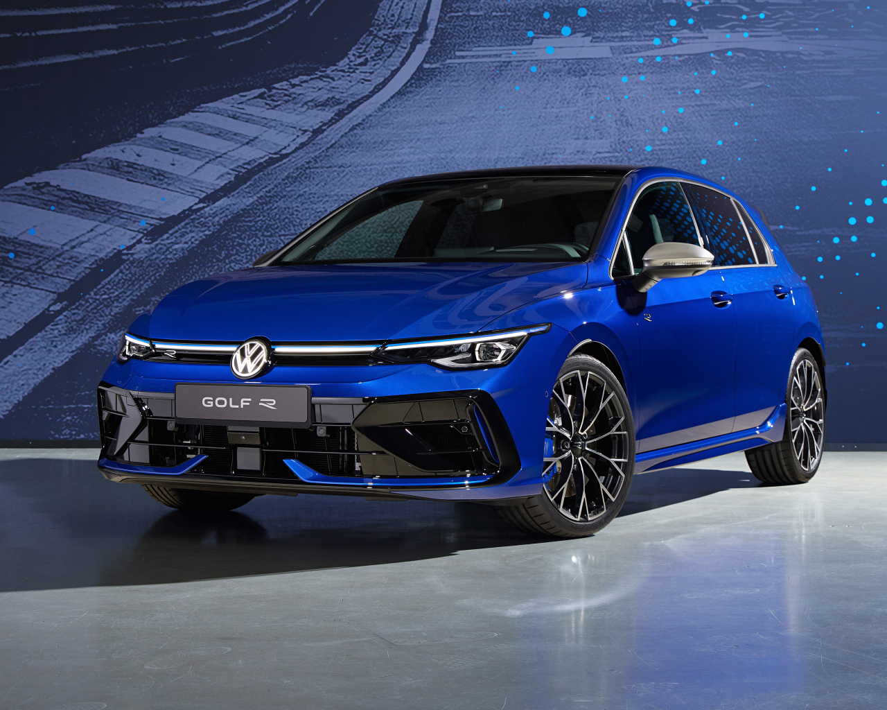 Синий Volkswagen Golf R 2024 года
