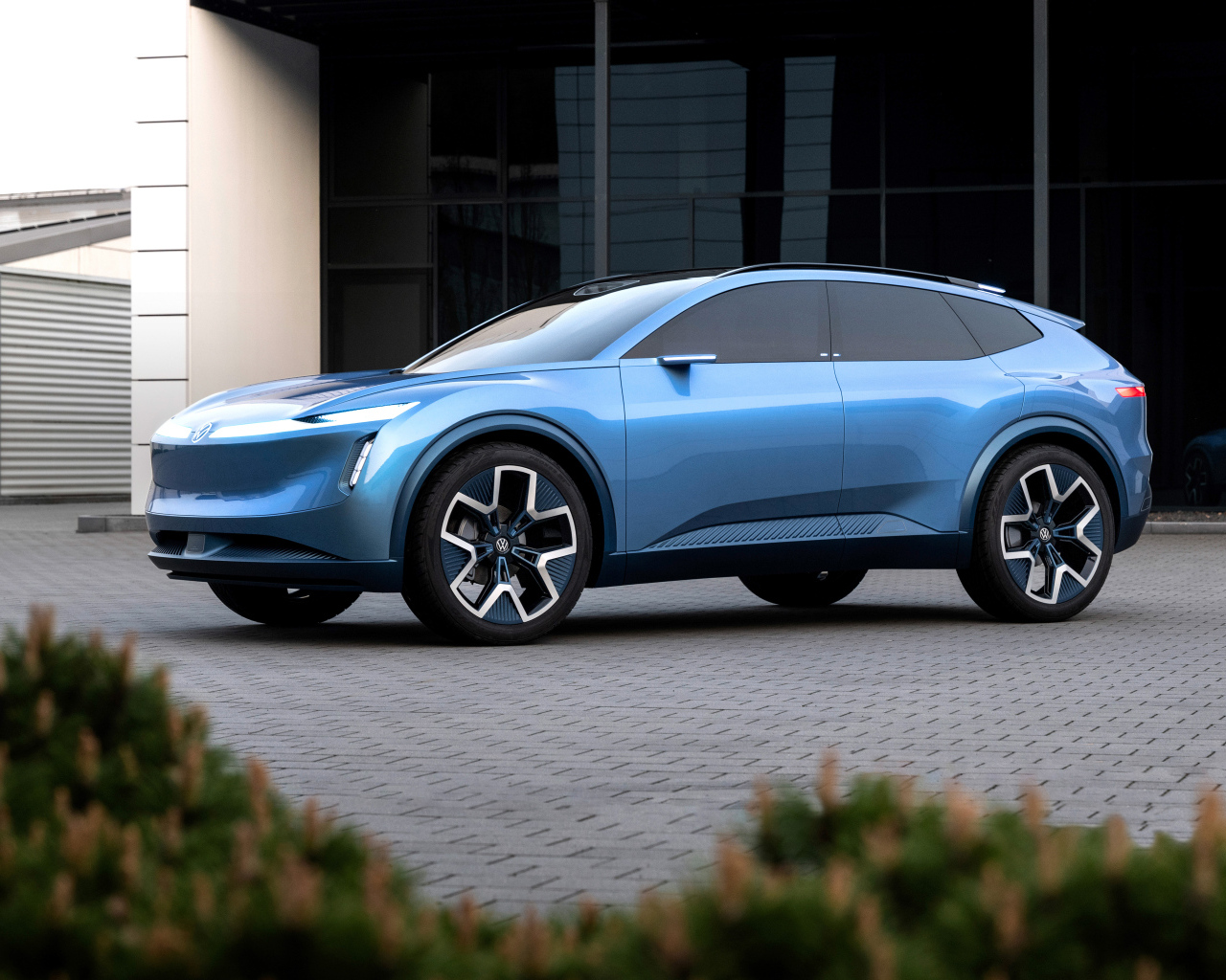 Синий автомобиль Volkswagen ID. Code 2024  года