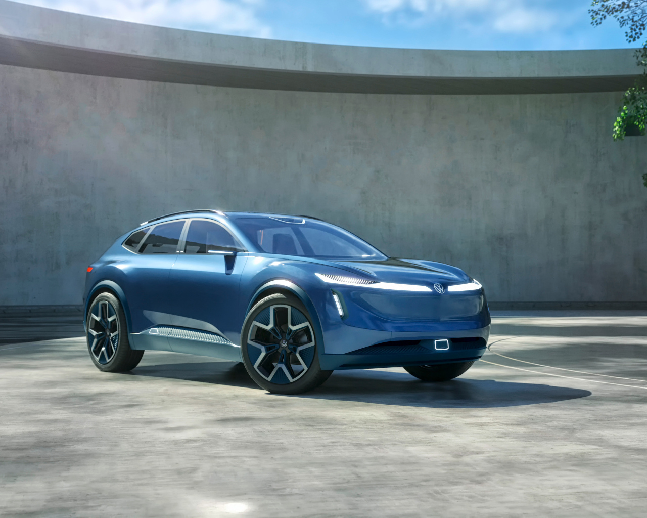 Автомобиль Volkswagen ID. Code 2024 года у стены