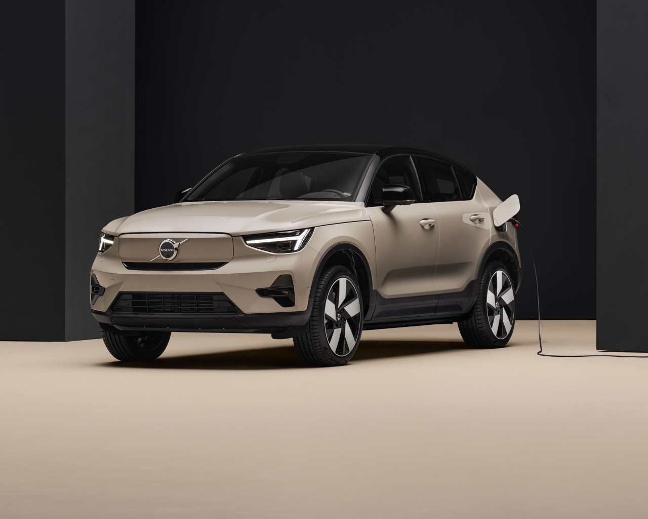 Автомобиль Volvo EC40 2024  года
