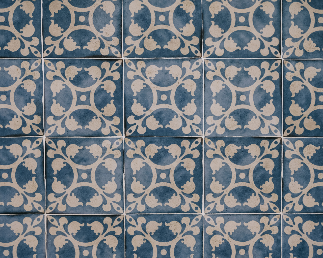 Красивая марокканская плитка на стене для фона