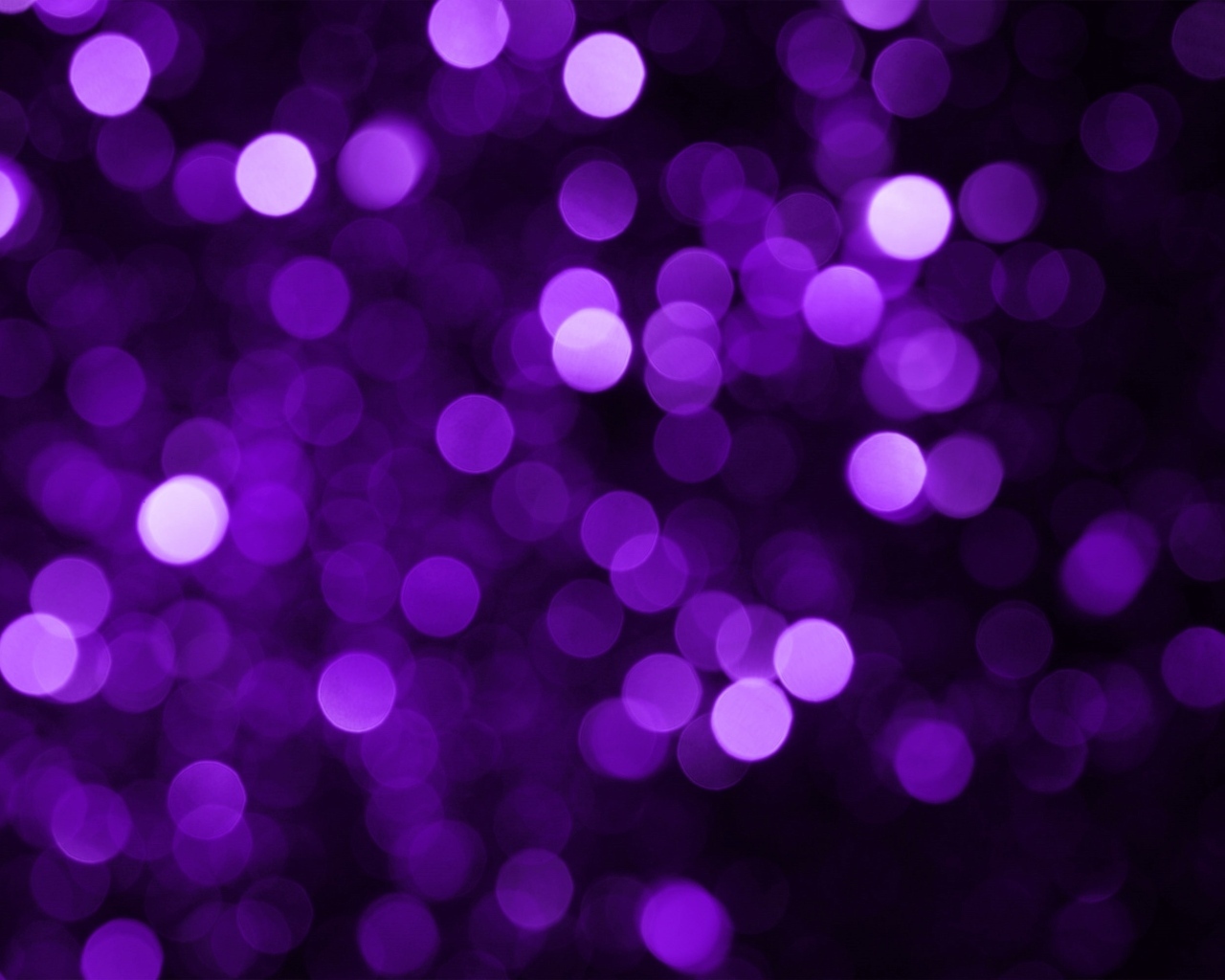 Черный фон с яркими неоновыми бликами