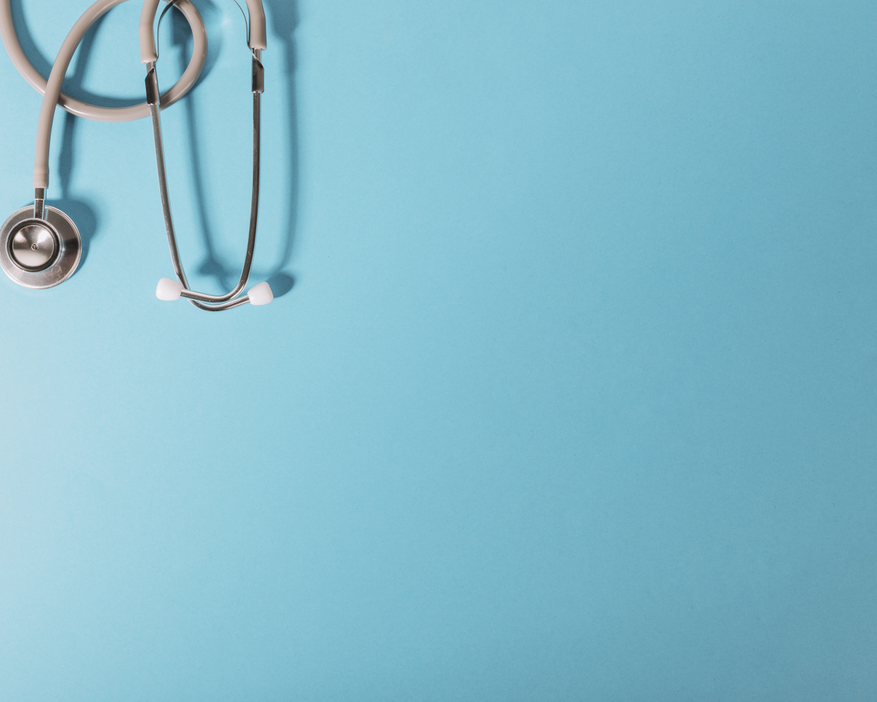 Медицинский стетоскоп на голубом фоне