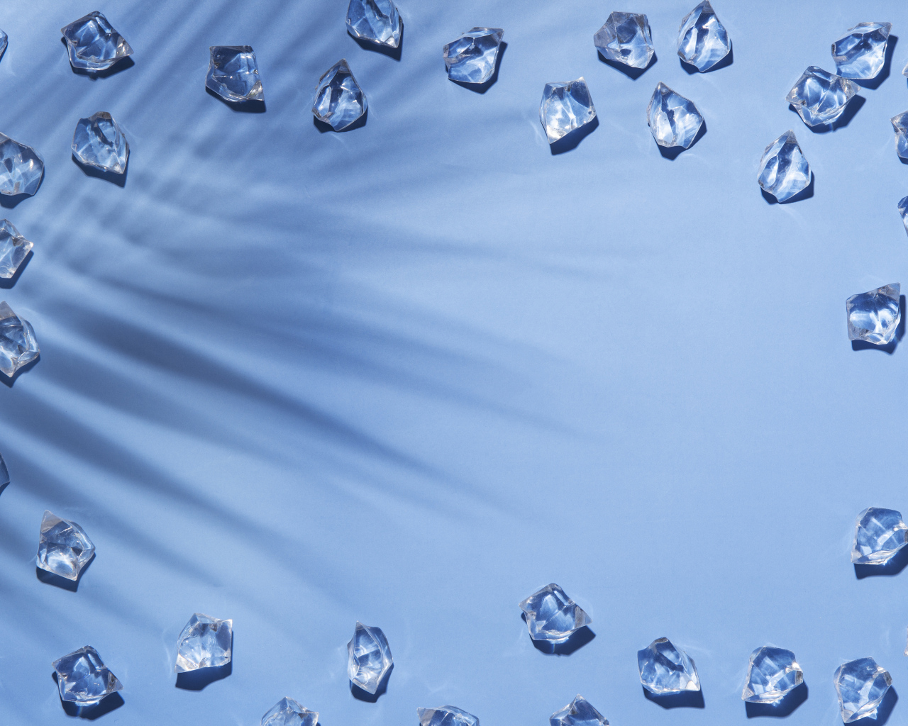 Кусочки холодного льда на голубом фоне