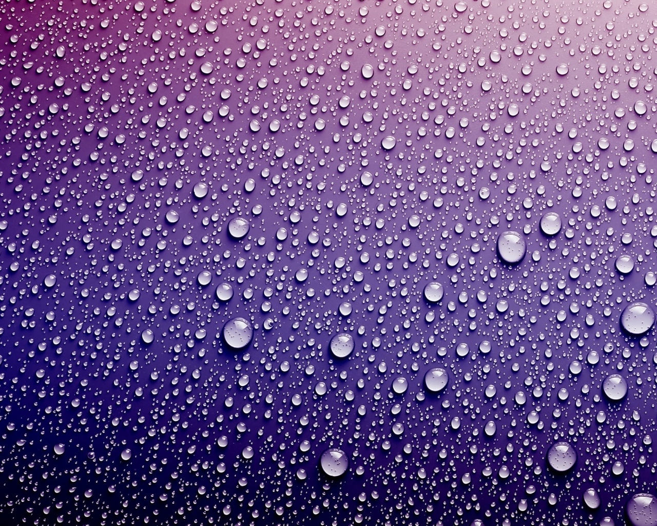 Фиолетовый фон с брызгами воды