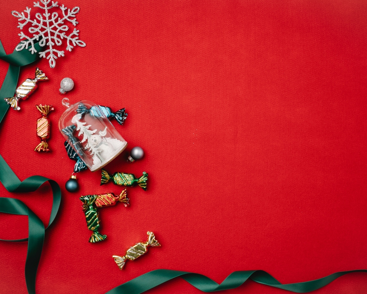 Красный фон с лентой и конфетами