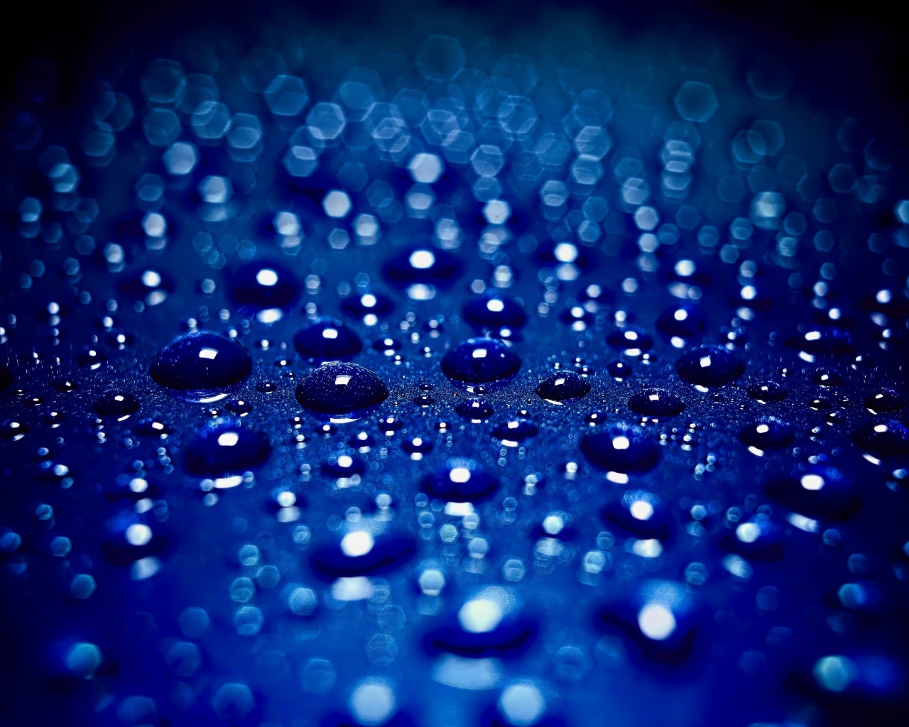Мелкие капли воды на синем фоне