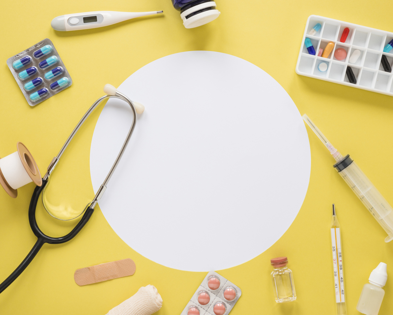 Шаблон для открытки для медиков на желтом фоне