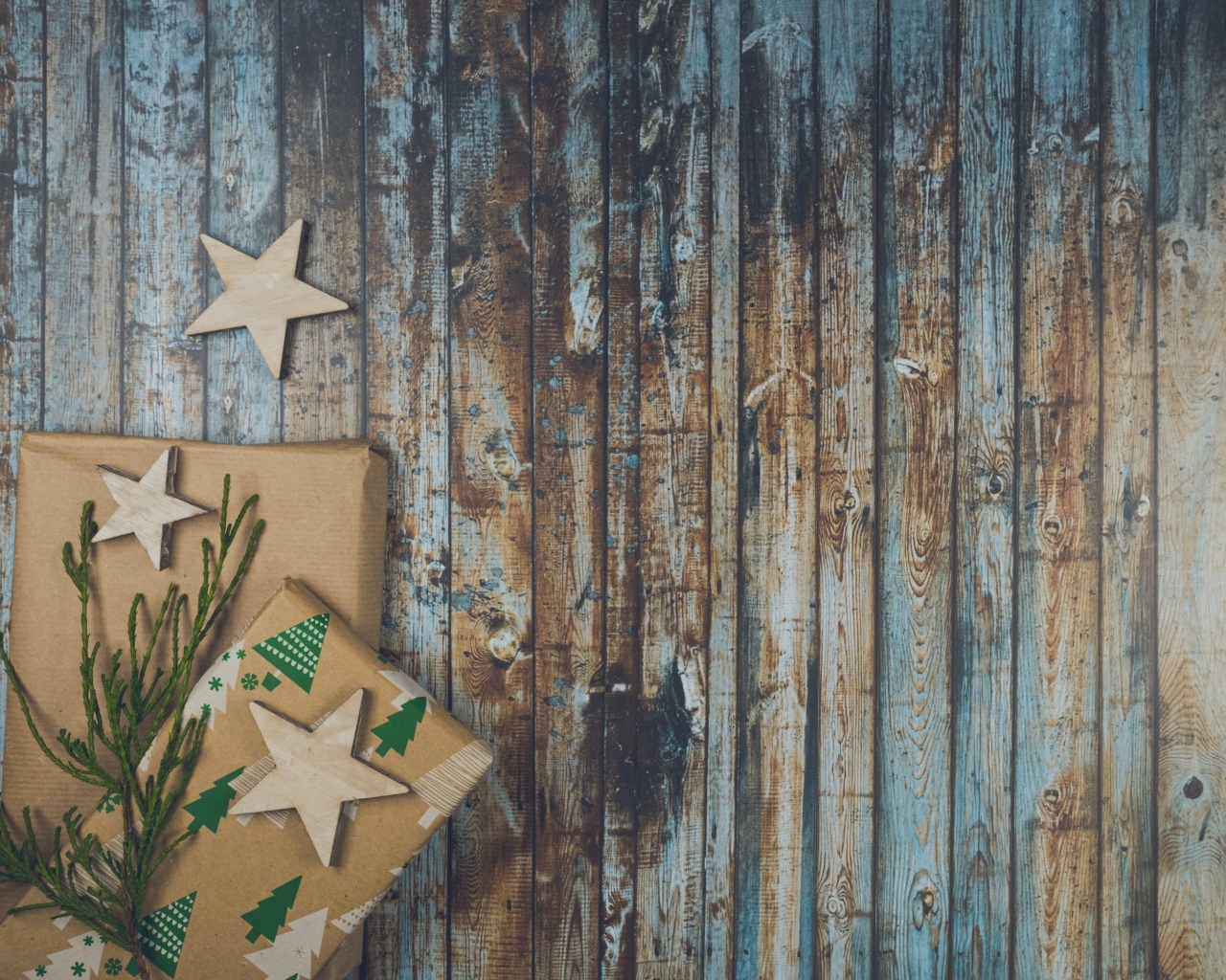 Два подарка на деревянном фоне