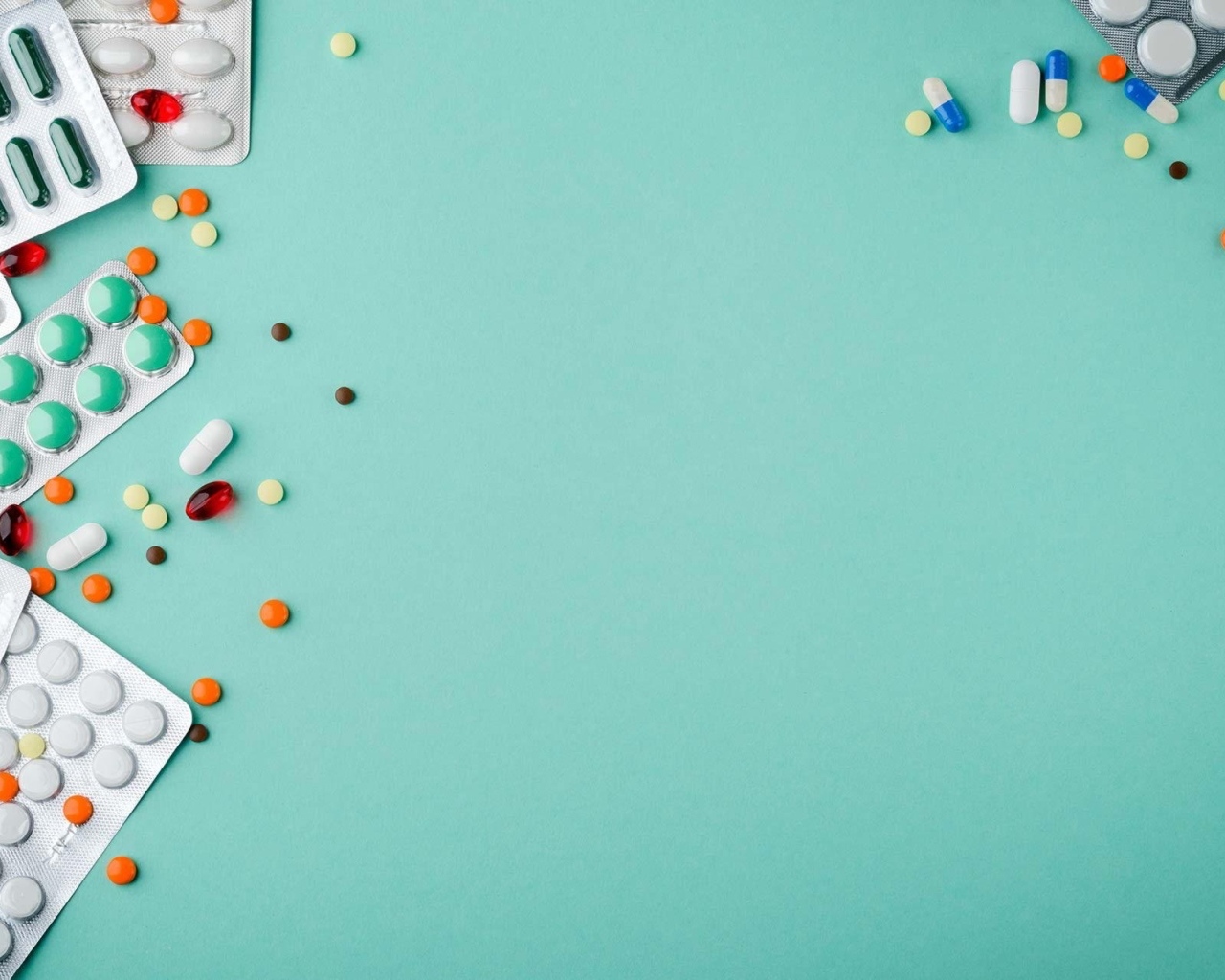 Разные таблетки на голубом фоне
