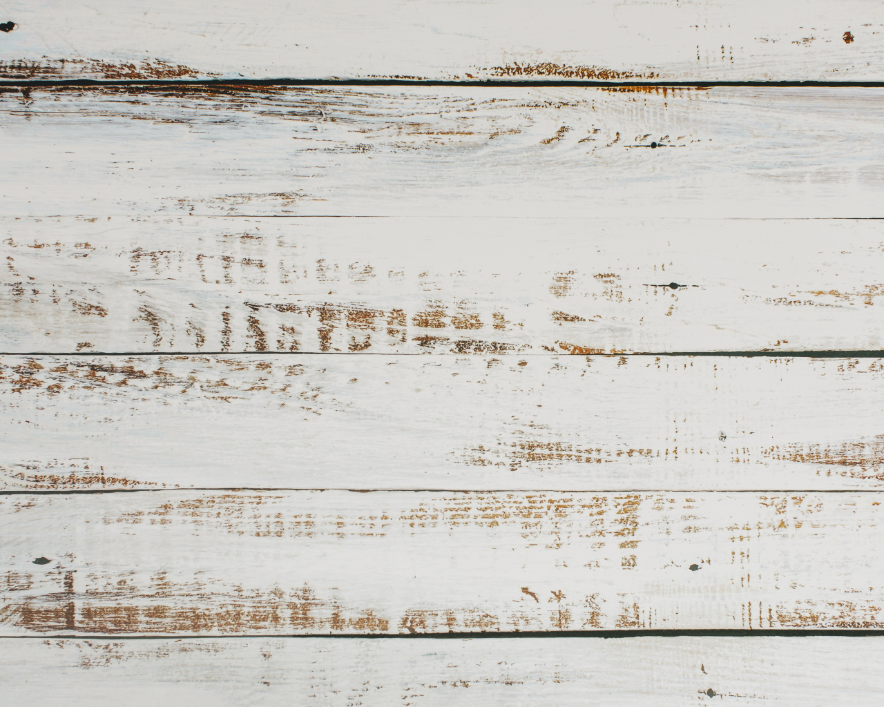 Окрашенная белой краской деревянная поверхность