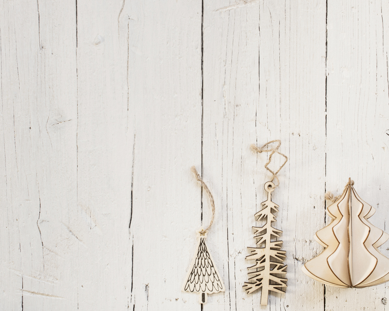 Деревянные елочные украшения  на белом деревянном фоне