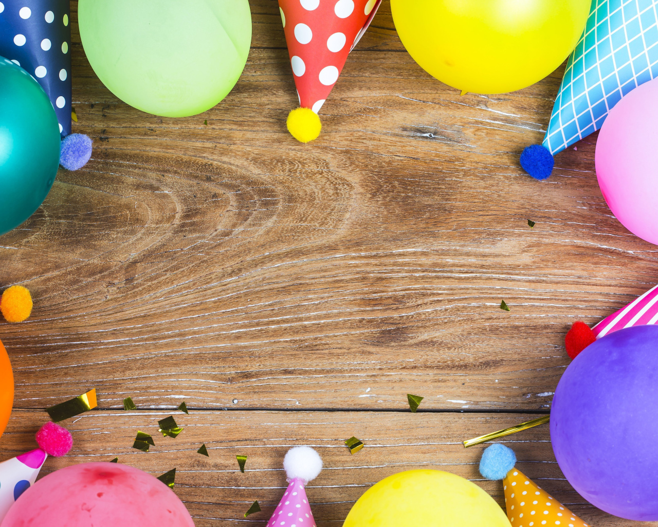Деревянный фон с колпаками и шариками