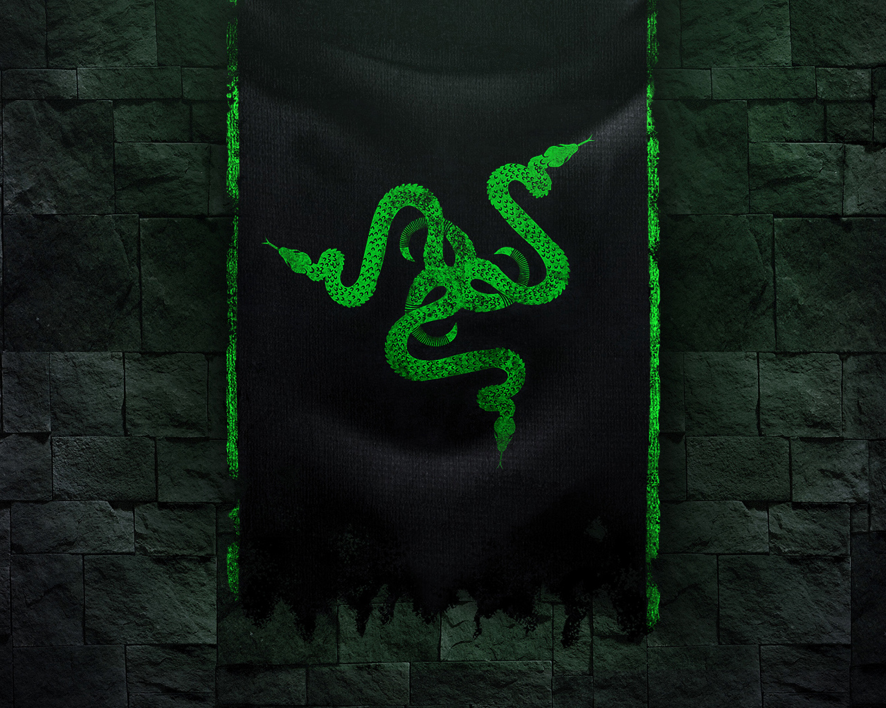 Зеленый логотип razer нарисован на черной ткани на стене