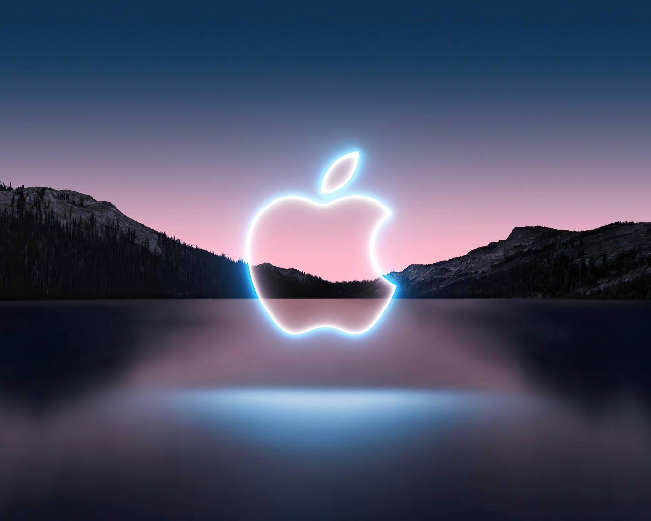 Логотип apple над водой в горах