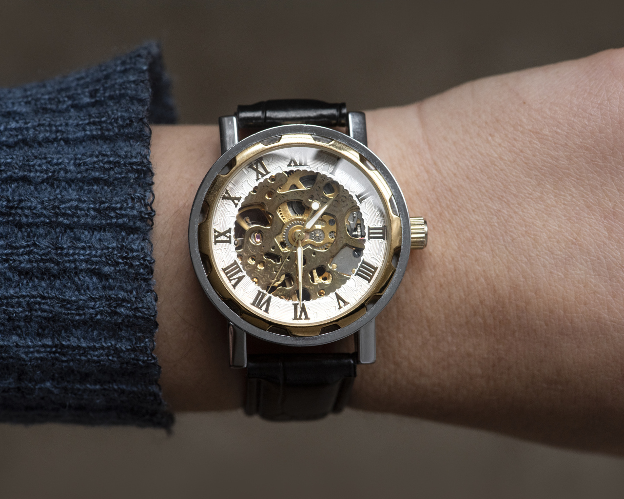 Часы с механизмом на руке у мужчины